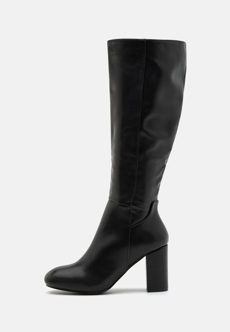 Zwarte kniehoge laars met een gladlederen afwerking, vierkante neus en een chunky hak. Het ontwerp heeft een slanke, getailleerde silhouet.
