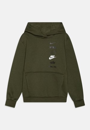 Olivengrøn hættetrøje med kengurulomme og flere Nike-logoer i forskellige stilarter og nuancer på brystet.