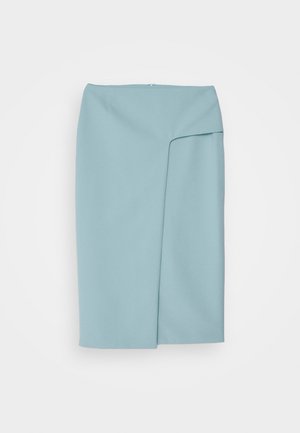 Prilagođena suknja do koljena u svijetloplavoj boji, izrađena od glatkog materijala. Ima bočni nabora i skrivenu patent zatvarač na stražnjoj strani.