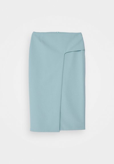 Μια εφαρμοστή, φούστα μέχρι το γόνατο σε ανοιχτό μπλε χρώμα, φτιαγμένη από λείο ύφασμα. Διαθέτει ένα πλάγιο πλαίσιο και κρυφό φερμουάρ στο πίσω μέρος.