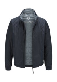 Marineblaues Leichtgewicht-Jackett mit Stehkragen, Frontreißverschluss und elastischen Bündchen. Die Innenseite verfügt über ein gesteppte graue Fütterung und ein Logodetail.