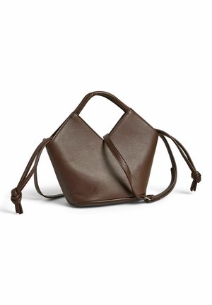 Sac à main en cuir marron foncé avec forme géométrique, poignée supérieure, bandoulière réglable et détails de cordon noué sur les côtés.
