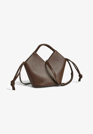 Sac à main en cuir marron foncé avec forme géométrique, poignée supérieure, bandoulière réglable et détails de cordon noué sur les côtés.