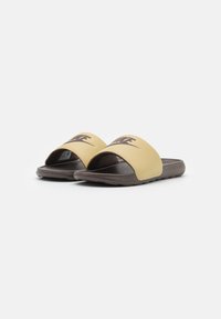 Nike Sportswear VICTORI ONE SLIDE UNISEX - Mulas - wheat grass/baroque brown