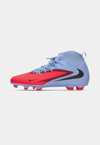 Scarpe da calcio Nike con una parte anteriore di un rosso brillante, parte superiore blu chiaro, superficie testurizzata, swoosh nero di lato e tacchetti rossi nella suola.