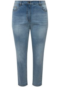 Jeans de mezclilla azul claro con corte ajustado, cinco bolsillos, cierre de botón y un ligero desvanecimiento. Textura suave con costuras de contraste.