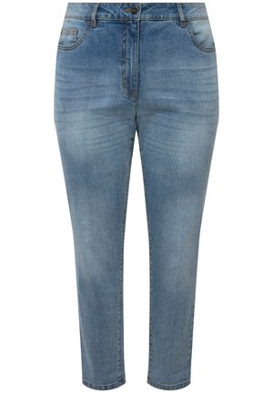 Světle modré džínové kalhoty s zúženým střihem, pěti kapsami, zapínáním na knoflík a jemným vyblednutím. Hladká textura s kontrastním prošíváním.