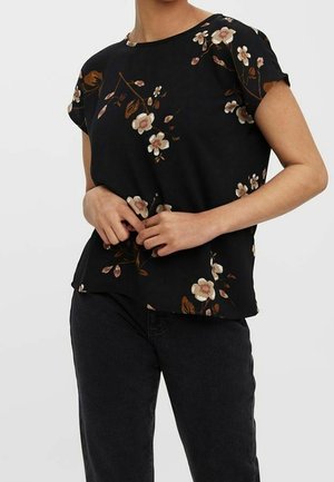 Top corto negro de manga corta hecho de una tela ligera, con un patrón floral en beige y naranja, de corte relajado y escote redondo.