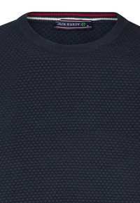 Maglione lavorato a maglia blu navy con un motivo a nido d'ape testurizzato. Presenta un collo a girocollo a coste con dettagli a strisce rosse e bianche. Etichetta del brand visibile.