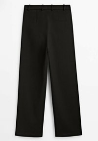 Pantalon noir ajusté avec une jambe droite, doté d'une texture lisse, de passants de ceinture et d'une poche arrière unique.