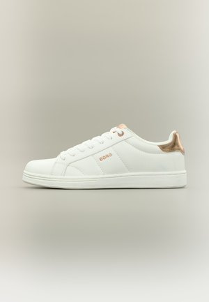 Hvid lavtop sneaker med hvide snørebånd, metalliske rosaguldfarvede accenter på hæl og snørehuller, samt ordet "BORG" på siden.