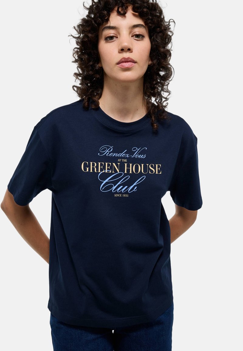 T-shirt en coton bleu marine avec un motif graphique en texte doré et bleu clair, à manches courtes et à coupe décontractée.