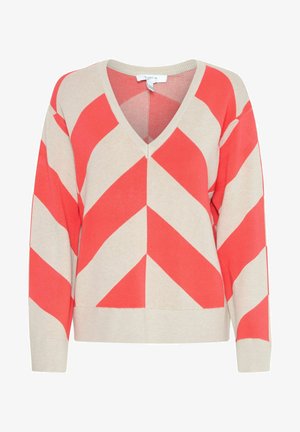 Sweter w serek z beżowym tłem i wyraźnymi koralowymi paskami w zygzak. Wykonany z miękkiego materiału, ma długie rękawy i ściągacze na mankietach.