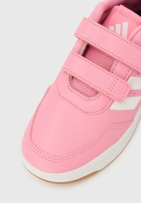 Roza sintetična superga z teksturirano zgornjo plastjo, dvema ježkoma, mrežastimi poudarki in belim logotipom na gumijastem podplatu.