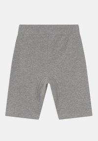 Bóxer de algodón gris con una cinturilla elástica, que presenta una pierna de longitud media y una abertura redonda en la parte delantera para mayor comodidad.