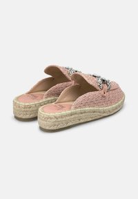 Roze geweven espadrille-slippers met een textuurafwerking, voorzien van een brede band en decoratieve zilveren hardware op de bovenkant. Natuurlijke jute zool.