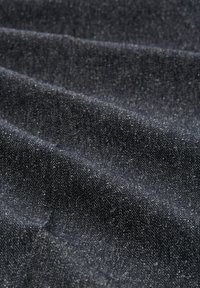 Donkerdenim stof met een gladde textuur. Bevat een subtiel gespikkeld patroon dat een mix van donkere blauwe en grijze tinten toont.