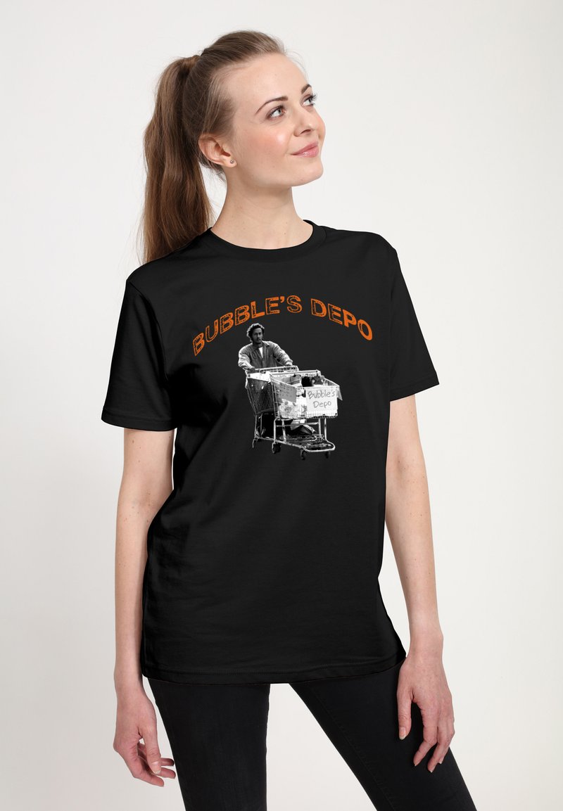 Sort t-shirt med teksten "BUBBLE'S DEPO" i orange, med et grafisk motiv af en person, der skubber en indkøbsvogn.