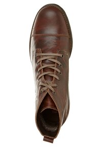 Stivaletto alla caviglia in pelle marrone con punta rotonda, chiusura con lacci frontale e linguetta con anello. Caratterizzato da superficie testurizzata e dettagli di cuciture a contrasto.