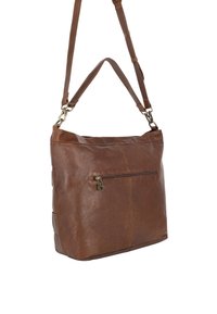 Brązowa skórzana torba na ramię z przednią kieszenią na zamek, regulowanym paskiem i gładką fakturą. Charakteryzuje się prostokątnym kształtem i przeszyciami.