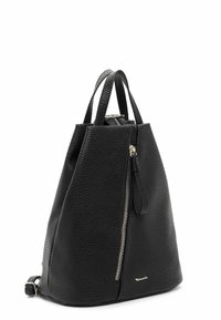 Zwarte leren rugzak met een gematteerde afwerking, ritssluiting, dubbele handgrepen en een zijrits. Heeft zilverkleurige accenten en een ronde bodem.