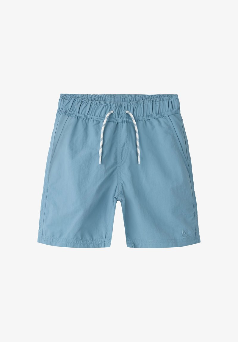 Short de bain homme bleu clair avec taille élastique, cordon blanc, poches latérales et petit logo brodé sur la jambe gauche.