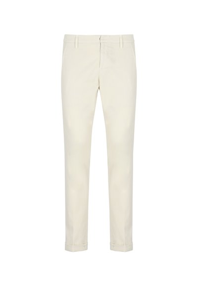 Pantaloni slim-fit color crema con passanti per cintura, zip frontale e orli a fondo, esposti su uno sfondo bianco.