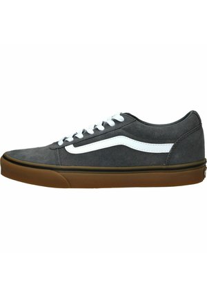 Zapatilla de gamuza gris con una franja lateral blanca, que presenta cordones blancos y una suela de goma, punta redondeada y detalles acolchados.