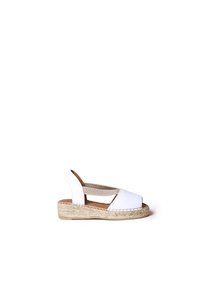 Vit slingback espadrille med ett mjukt kanvasöverdrag, vävd jute-sula, öppen tå, elastiska sidopaneler och en kant i naturliga fibrer.