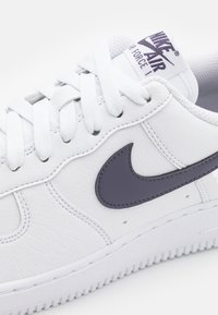 Nike Sportswear AIR FORCE 1 07 NEXT NATURE - Tenisice - white/dark raisin