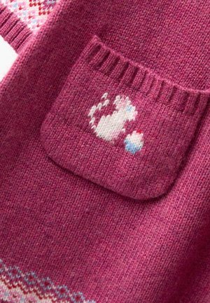 Strickpullover in einem satten Rosaton mit einer Tasche, auf der ein weißer Katze und ein blauer Ei-Design abgebildet sind. Weiche Textur mit gerippten Details.