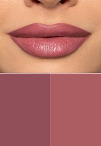 Campione di rossetto opaco in una tonalità rosa tenue; texture liscia con una sottile lucentezza. Include due blocchi di colore: uno rosa smorzato e uno tono più brillante.