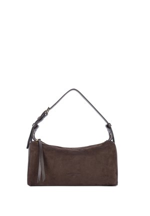 Sac à épaule en daim marron foncé avec bandoulière en cuir réglable et fermeture éclair avec tirettes en cuir.