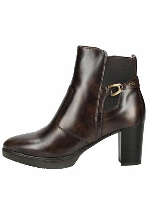 Dunkelbrauner Leder-Stiefelette mit Blockabsatz, elastischem Seitenteil und dekorativem Schnallenriemen nahe dem Knöchel.