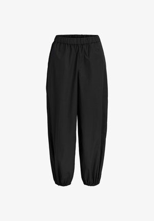 Mustad laiade lõikega püksid elastse vöökohaga ja kokku kogutud elastsete ääristega, valgel taustal.