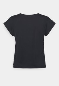 Maglietta nera a maniche corte con scollo rotondo. Tessuto liscio, vestibilità comoda e colore uniforme senza motivi o decorazioni.