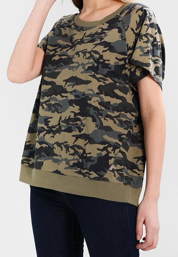 Camo-mønstret t-shirt i olivengrøn, sort og grå. Fremstillet af blødt stof, med rund hals og korte ærmer, i en afslappet pasform.
