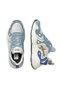 Baskets chunky bleu et blanches avec des accents léopard, des panneaux en maille et des semelles épaisses, présentées en vue de dessus et de côté.