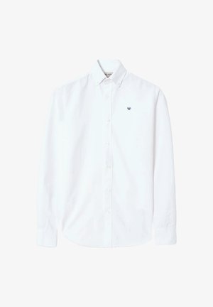 Camisa blanca de botones hecha de algodón. Con mangas largas, un cuello estándar y un pequeño logo azul marino en la parte izquierda del pecho.
