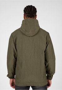 Olivegrüne Kapuzenjacke aus leichtem, zerknittertem Material. Verfügt über elastische Bündchen und Saum, mit einem schlichten Design und ohne sichtbare Verzierungen.