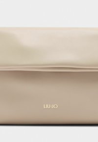 Borsa a pochette in pelle beige con chiusura a pattina, caratterizzata da una leggera lucentezza e logo del brand impresso in oro in basso a destra.