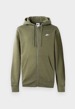 Maslinasto zelena dukserica sa zipom, izrađena od mekog materijala, sa prednjim zipom, dva bočna džepa i bijelim Nike logotipom na lijevoj strani prsnog koša.