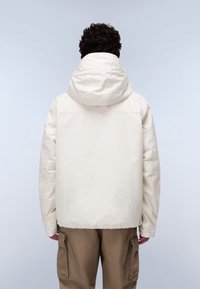 Lichtgewicht, crèmekleurige jas met capuchon, met een soepele textuur, elastische manchetten en een strak, minimalistisch ontwerp. Zichtbare stikseldetails.