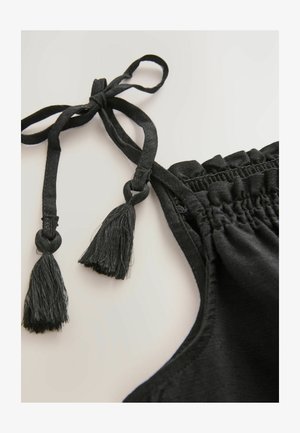 Černá látka s nařasenými detaily má dva vázací prvky s třásněmi. Textura vypadá hladce a design je jednoduchý a funkční.