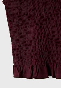 Top bordeaux con texture arricciata e orlo a volant. Tessuto morbido e con elasticità, caratterizzato da un design arricciato sulla superficie.