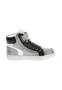 Zapatilla alta de cuero negro y plateado con cordones y tira de Velcro, superficie texturizada, acentos en blanco contrastantes y suela de goma.