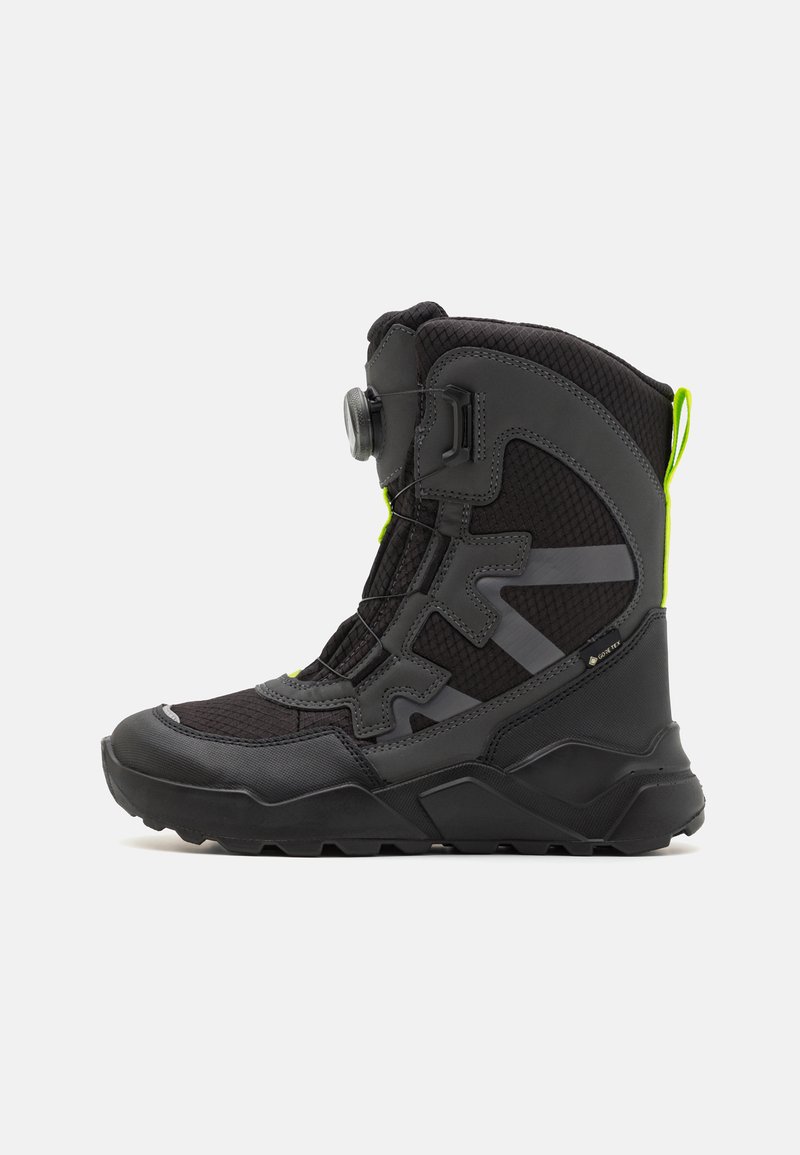 Fekete és szürke vízálló csizma textúrált felső résszel, fluoreszkáló zöld részletekkel és biztonságos rögzítő rendszerrel az elején. Gumitalp.