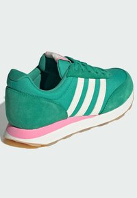 adidas Sportswear Zapatillas para caminar - semi court green   off white   bliss pink