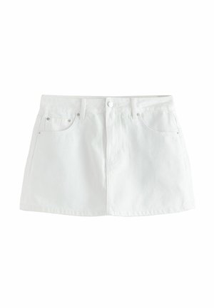 Bílá džínová mini sukně s předními knoflíky, poutky na pásek a dvěma předními kapsami na jednobarevném pozadí.