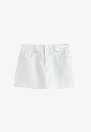 Bílá džínová mini sukně s předními knoflíky, poutky na pásek a dvěma předními kapsami na jednobarevném pozadí.